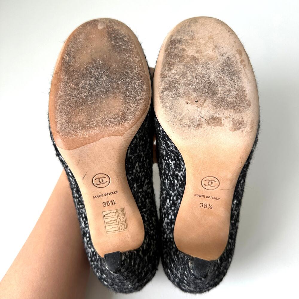 CHANEL 2010 CC Tweed Camellia Flower Heel Pumps Black White IT 38.5 - Picture 10 of 15